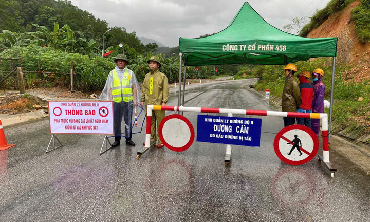 Quốc lộ 8A tiếp tục sạt lở, giao thông tê liệt