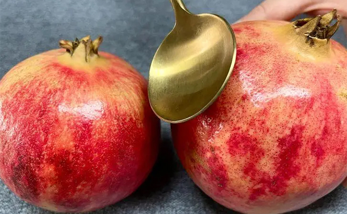 Cách tách hạt lựu siêu nhanh chỉ bằng một chiếc thìa