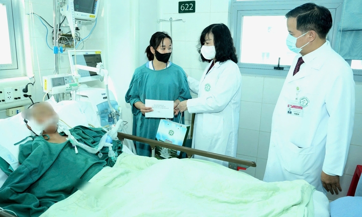 Sức khỏe bé gái sống sót trong trận lũ quét Làng Nủ hiện ra sao?