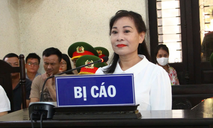 Tống tiền cán bộ làm sai sổ đỏ, người phụ nữ lĩnh 8 năm 6 tháng tù