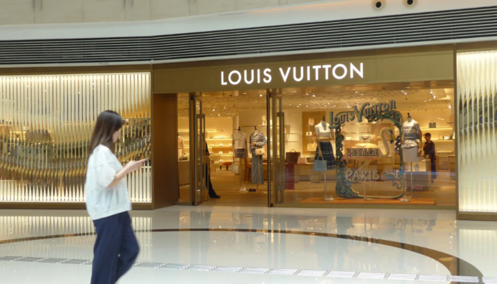 Quay lưng với hàng hiệu, Gen Z Trung Quốc tìm về 'hàng fake'