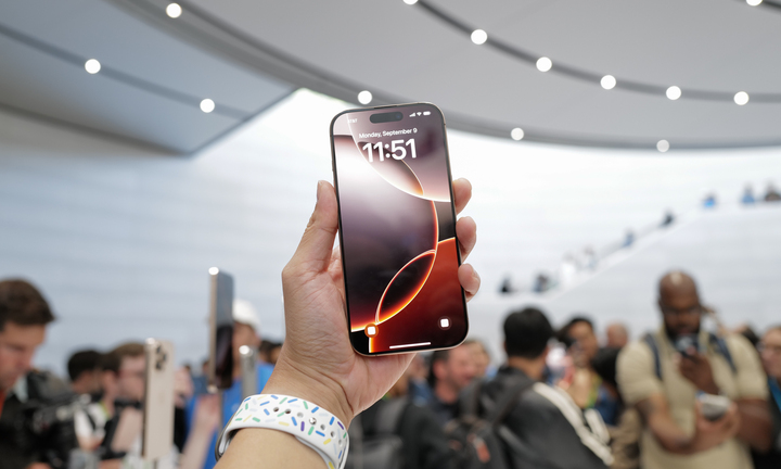 Bán lại suất mua iPhone 16 sớm, chốt lời cả triệu đồng