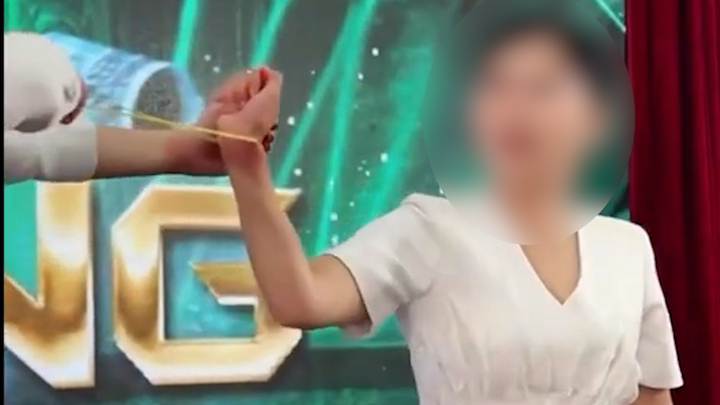 Xôn xao video 'sếp búng dây chun' vào tay nhân viên vì thiếu nỗ lực