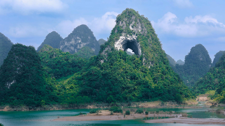 'Mắt thần' trên đỉnh núi ở Cao Bằng