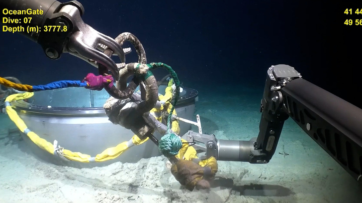 Vụ tàu lặn Titan phát nổ: Công bố video trục vớt dưới đáy biển