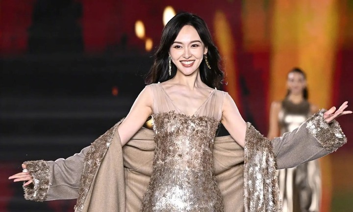 Sao Hoa ngữ 25/9: Đường Yên catwalk tại Paris, chồng cũ bảo vệ 'mỹ nhân ngư' 