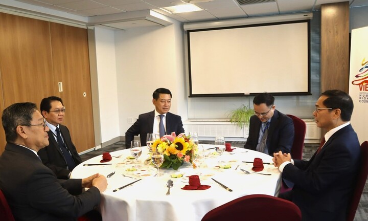 Phó Thủ tướng, Bộ trưởng Ngoại giao Campuchia - Lào - Việt Nam ăn sáng, làm việc