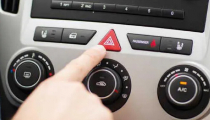 Lùi xe có nên bật đèn khẩn cấp?