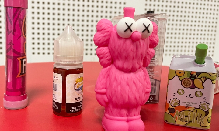 Giới trẻ lầm tưởng thuốc lá điện tử không gây nghiện