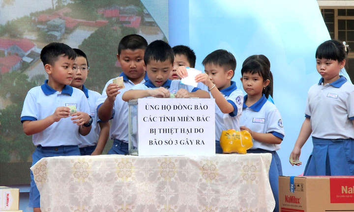 Ủng hộ 100.000 đồng mới có giấy khen: Đừng dạy trẻ lấy tiền đo lòng nhân ái