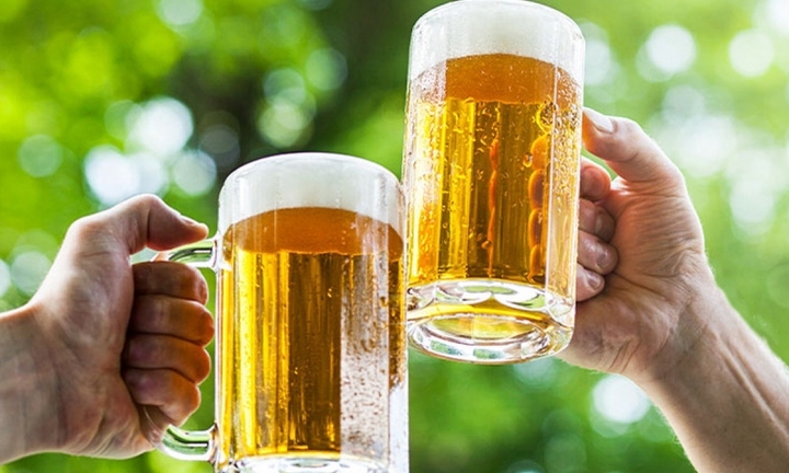 Uống bia trước khi ngủ có tốt?