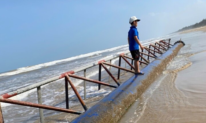 'Vật thể lạ' nặng 10 tấn trôi dạt vào bờ biển Hà Tĩnh