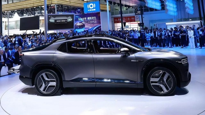 Vừa ra mắt, xe điện Tesla Cybertruck đã bị hãng xe Trung Quốc làm nhái