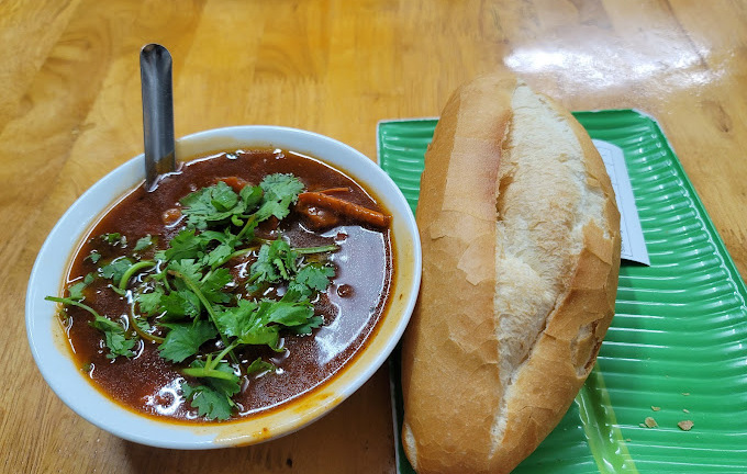 Những quán bánh mỳ sốt vang ngon nổi tiếng ở Hà Nội