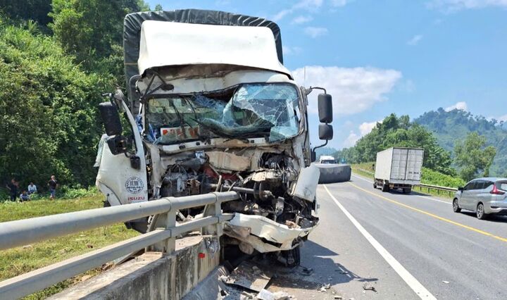 Xe tải lật, chắn ngang cao tốc La Sơn - Hòa Liên 