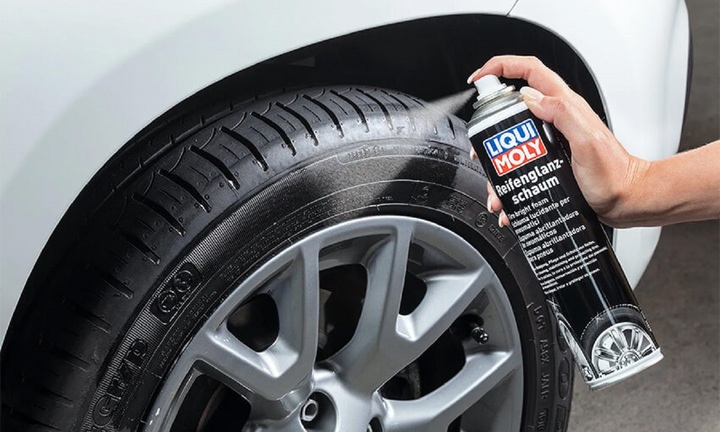 Có nên dùng dưỡng bóng lốp ô tô?