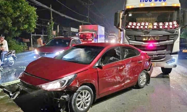 Công an truy đuổi ô tô chở thuốc lá lậu trên quốc lộ ở TP.HCM