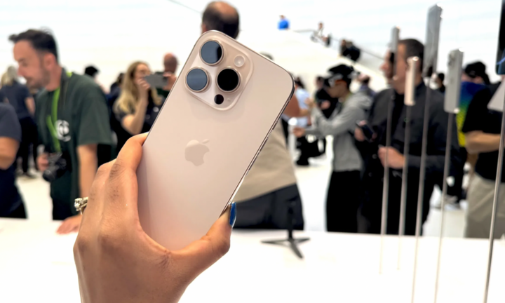 Điện thoại mới mua đã nóng, tốn pin là bình thường