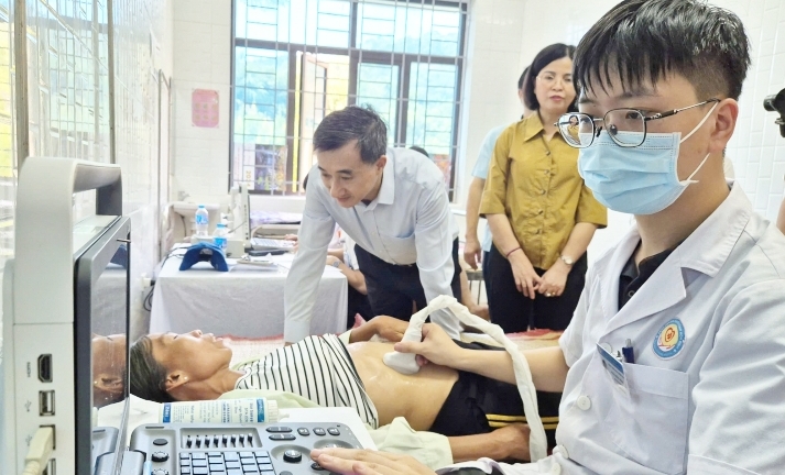 Hơn 1.000 người dân vùng lũ ở Hoà Bình được khám bệnh miễn phí