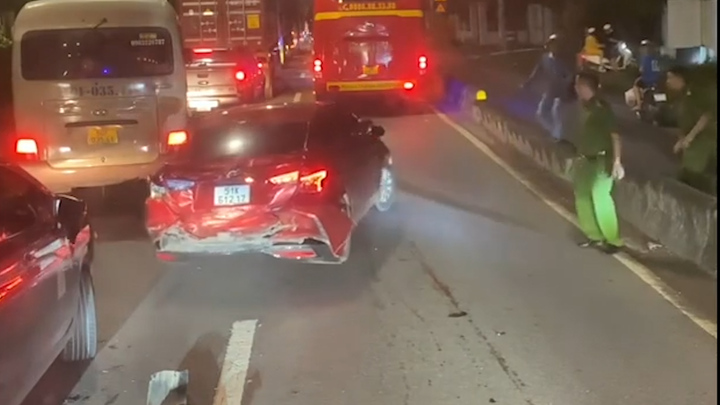 Xe chở thuốc lá lậu chạy trốn công an, đâm loạn xạ trên quốc lộ ở TP.HCM