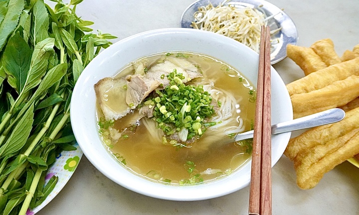 Cầm 100.000 đồng thưởng thức phở Hòa Pasteur được Michelin đề xuất