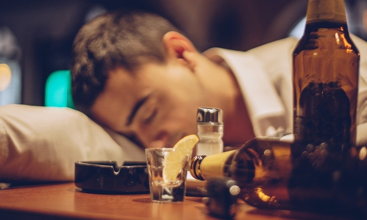 Có nên uống bia rượu để dễ ngủ?