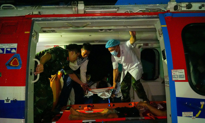 Xuyên đêm đưa 2 bệnh nhân nguy kịch từ đảo Sơn Ca về đất liền