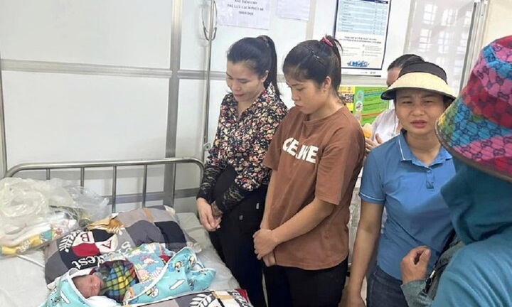 Bé trai sơ sinh bị bỏ rơi tại công viên ở Quảng Nam