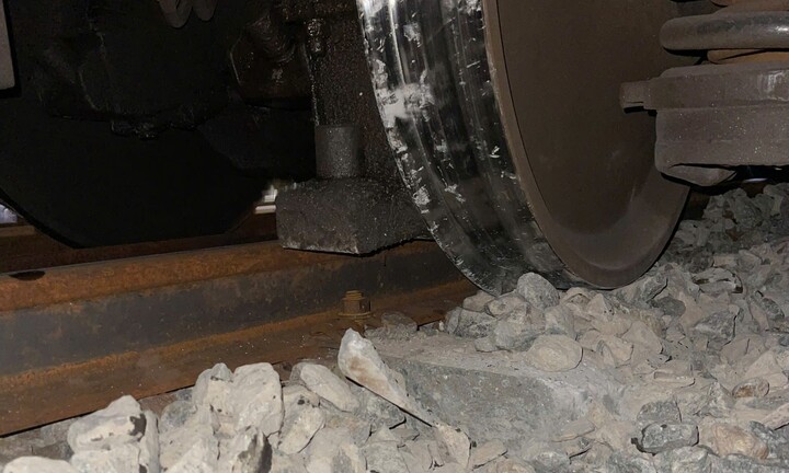 Tàu chở hàng trật đường ray ở Thừa Thiên - Huế lúc rạng sáng