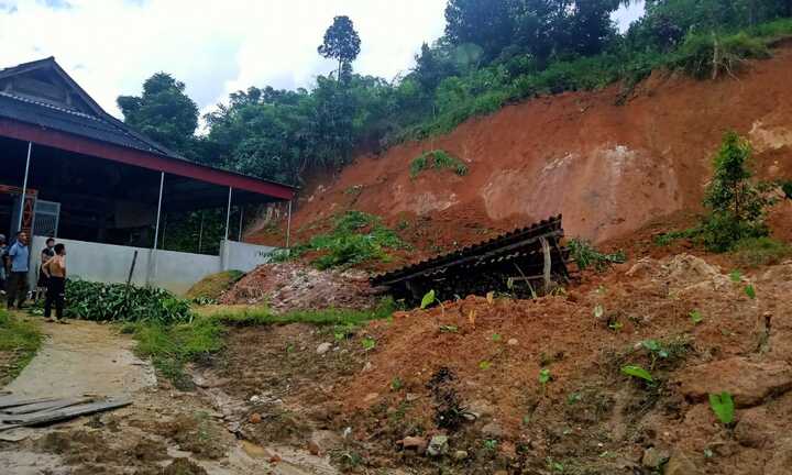 Núi nứt dài 100m, Nghệ An di dời khẩn cấp 4 hộ dân