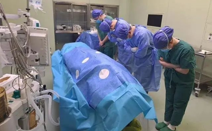 Con bị tai nạn không qua khỏi, cha đưa ra quyết định cuối cùng gây tranh cãi
