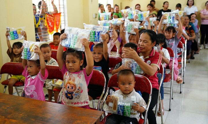 Cộng đồng góp 1, Vinamilk góp thêm 1 để nhân đôi hỗ trợ cho học sinh sau bão lũ