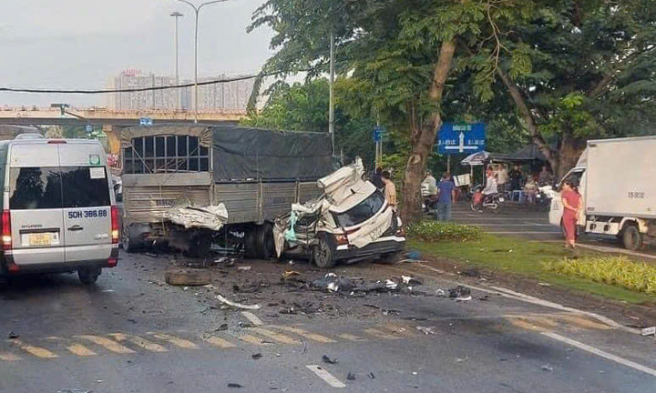 Nguyên nhân tai nạn làm ô tô biến dạng, 2 người chết ở TP.HCM