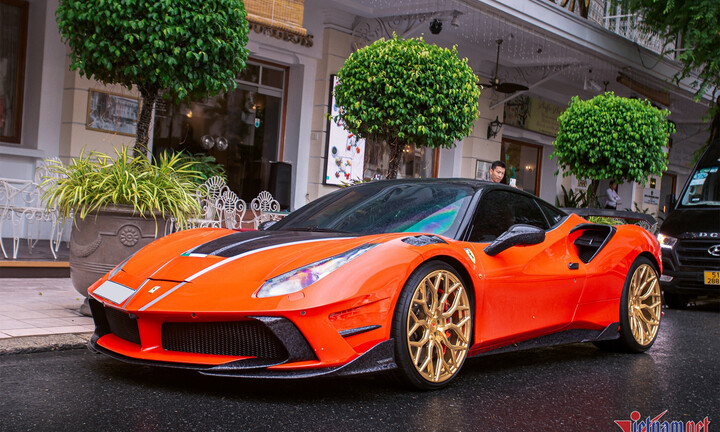 Đại gia sở hữu Lamborghini từng của Minh Nhựa chi tiền tỷ độ lại siêu xe Ferrari
