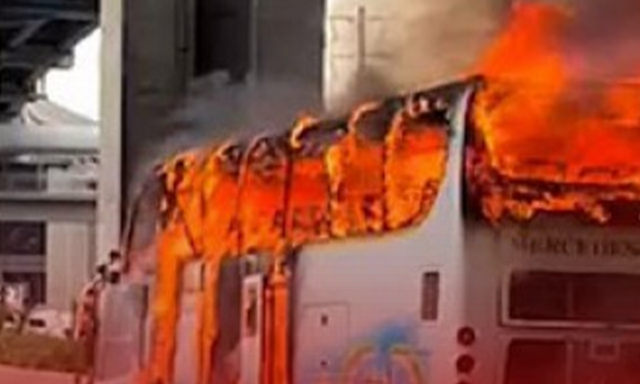 Thái Lan: Xe bus chở học sinh bốc cháy rừng rực, ít nhất 10 người tử vong