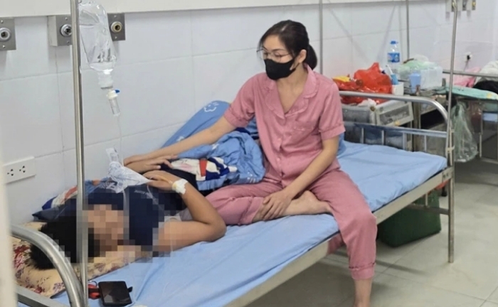  12 học sinh nhập viện sau khi uống nước ngọt miễn phí ở cổng trường