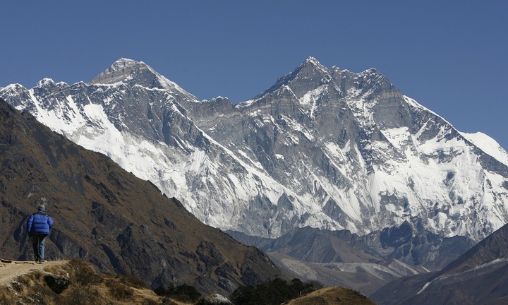 Vì sao núi Everest không ngừng cao lên?