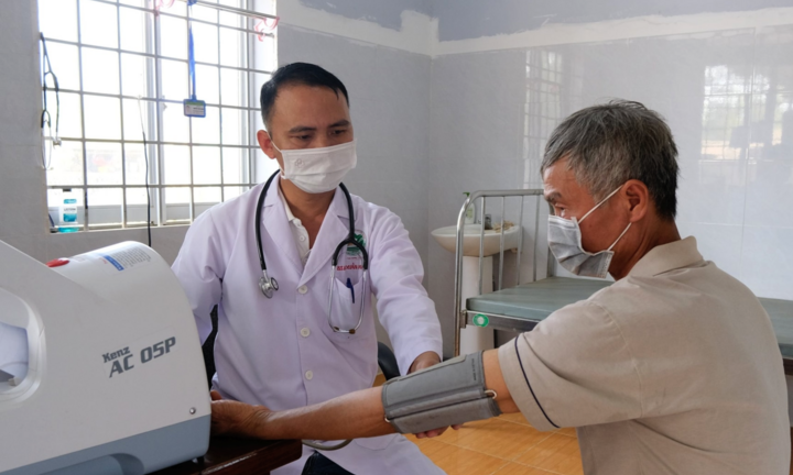 Cần thêm đãi ngộ thu hút y bác sĩ luân chuyển về tuyến cơ sở làm việc