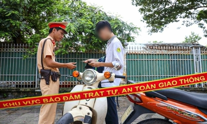Theo chân CSGT Hà Nội xử phạt học sinh vi phạm luật giao thông
