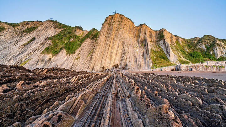 Ngắm nhìn bãi biển độc nhất, có đá như răng cưa ở Tây Ban Nha
