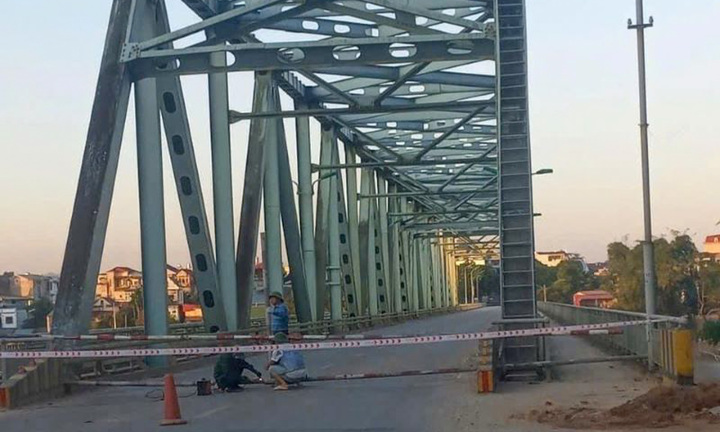Cấm người và xe đi qua cầu Yên Bái
