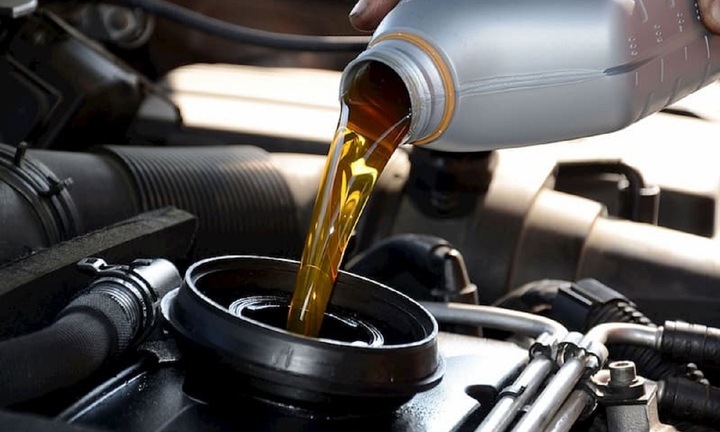 Vì sao dầu ô tô đi lâu gấp 10 lần dầu xe máy?