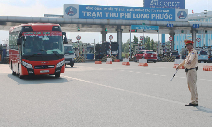 Cảnh sát giao thông có được dừng xe trên cao tốc?