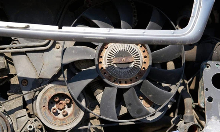 Vì sao quạt gió két nước vẫn chạy khi tắt động cơ?