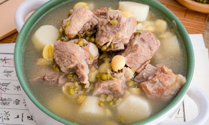 Cách làm món canh sườn đậu xanh hạt sen cực đơn giản