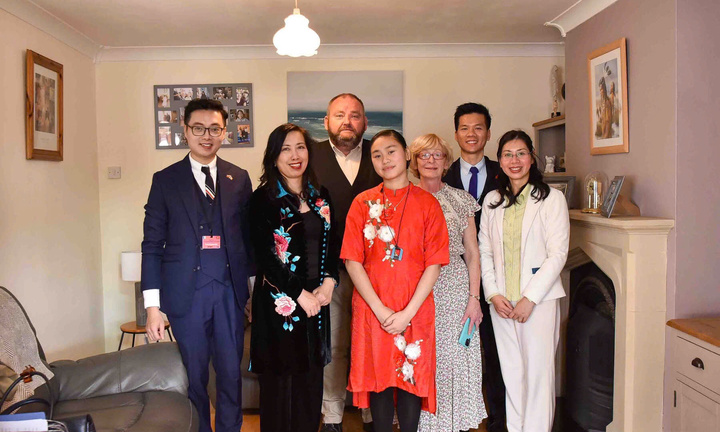 Cuộc sống của em bé Việt bị bỏ rơi 17 năm trước được gia đình Ireland nhận nuôi