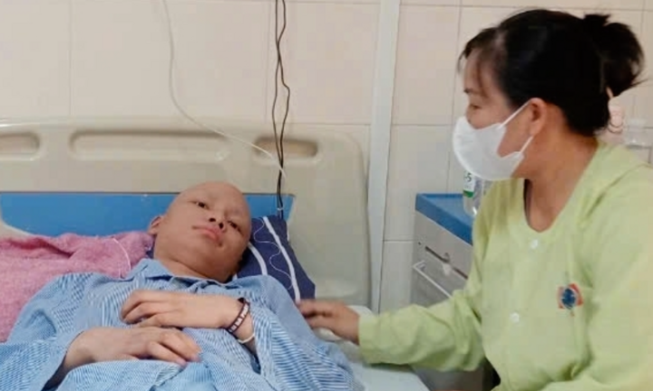 Cha bị chất độc da cam gánh rau đi bán, nhặt nhạnh từng đồng chữa bệnh cho con