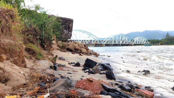 Vì sao bờ biển Nam Ô Đà Nẵng bị xâm thực, sóng ngoạm sâu đến 50m?