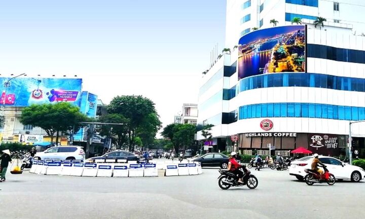 Đi xe qua vòng xuyến có phải bật xi nhan?