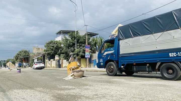 400m đường thuộc dự án 40 tỷ đồng thi công 'rùa bò', dân bức xúc dựng vật cản